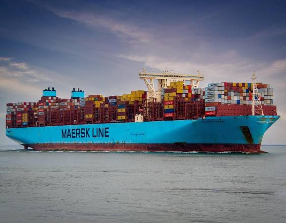 PIXABAY | Imagen ilustrativa de un buque que transporta contenedores.