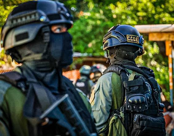 ML | Unidades de la Policía Nacional participan en un operativo antipandillas realizado en una comunidad.