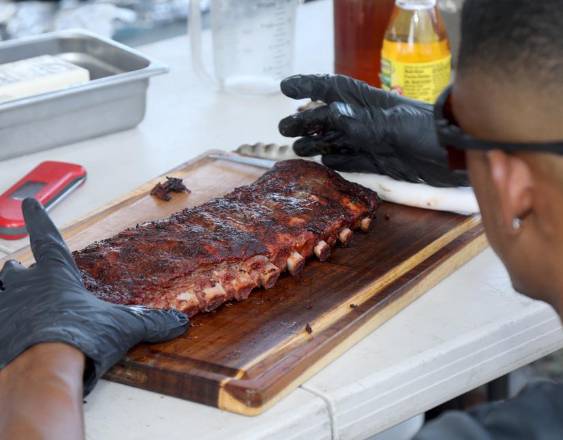 ML | Un pitmasters presentando su corte de carne.
