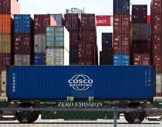 AFP | Un vehículo automatizado que mueve un contenedor de la naviera Cosco.
