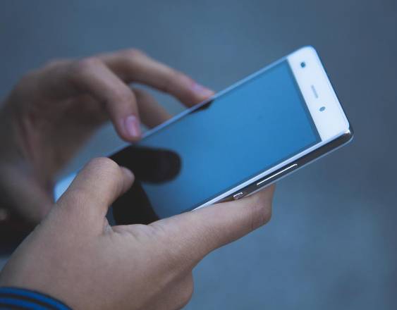 PIXABAY | Una persona utiliza su celular para enviar mensajes de texto y buscar información.