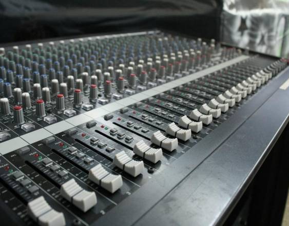 Pixabay | Una consola de audio para la grabación de música.