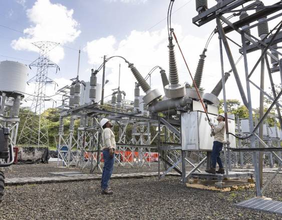 Secretaría de Energía | Técnicos realizan labores de mantenimiento en la infraestructura de una subestación eléctrica en Panamá.