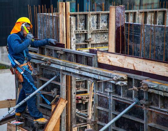 PIXABAY | Un hombre trabajando en la construcción de un proyecto.