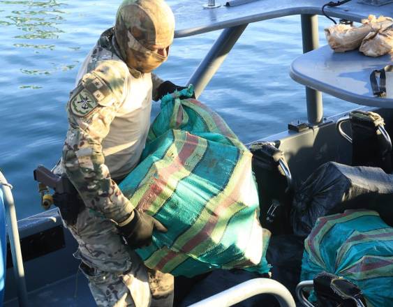 Cortesía | Una unidad aeronaval levantando los sacos con presuntas sustancias ilícitas.