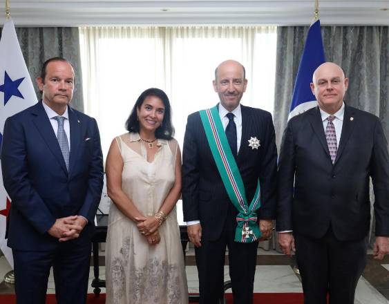 ML | Autoridades presentes durante la condecoración.