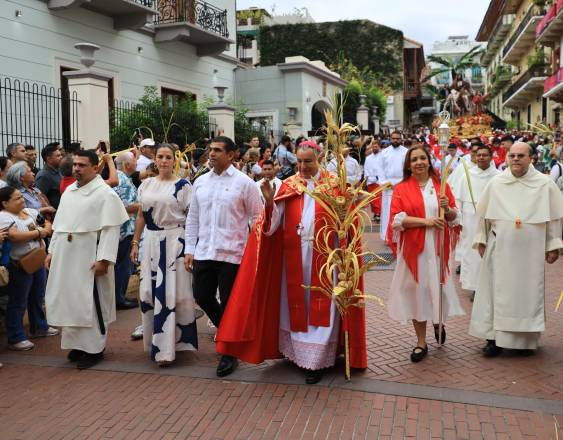 Cortesía | Feligreses y clérigo religioso en una procesión.