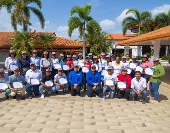 ML | Jóvenes beneficiados con el programa de becas impulsado por la empresa Cobre Panamá.