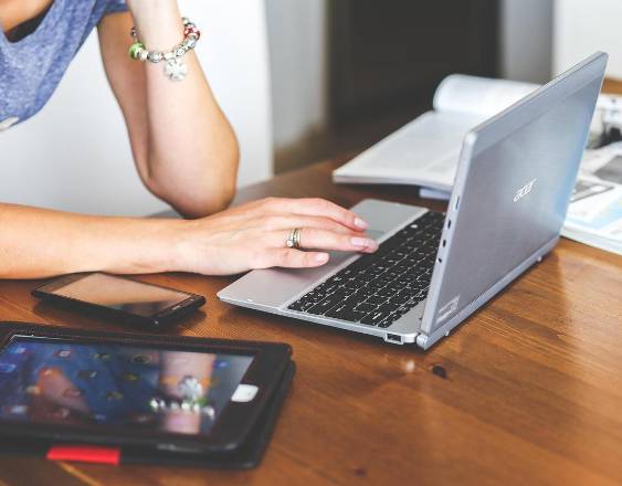 Pixabay | Una mujer revisando su laptop.