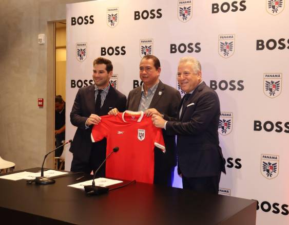 L.Gil | Alberto y Sion Cohen, del Grupo Klasiko, representantes de Boss en Panamá; y Fernando Arce (c), presidente interino de la FPF.