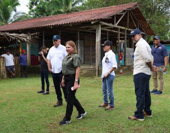 ml | Los ministros Roberto Linares, Dinoska Montalvo y los viceministros Virna Luque y Fernando Méndez llegan a la comunidad de Río de Veraguas.