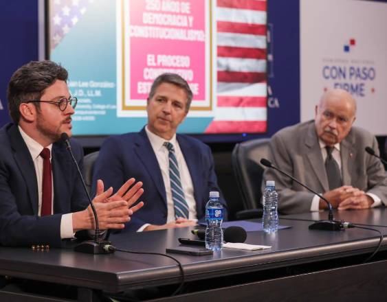 ML | Durante la conferencia.