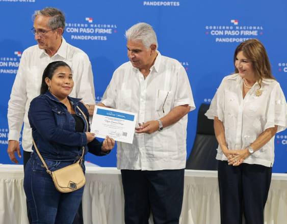 ML | El presidente José Raúl Mulino entrega documento. Los acompañó la primera dama, Maricel Cohen.