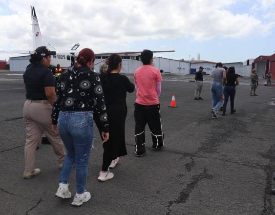 Cortesía | Personas caminan hacia el avión para su deportación a Colombia.