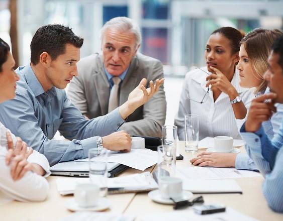 PIXABAY | Ejecutivos de una empresa en una reunión.