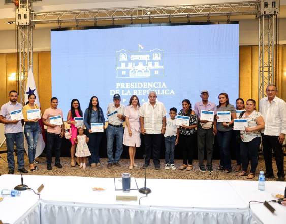 ML | Varios beneficiarios de los proyectos habitacionales del Ministerio de Vivienda y Ordenamiento Territorial junto al presidente José Raúl Mulino, la primera dama Maricel y el ministro Jované.