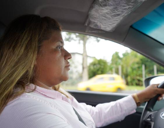 Cortesía | La conductora Iris Guevara, protagonista del cortometraje “Una simple taxista”.