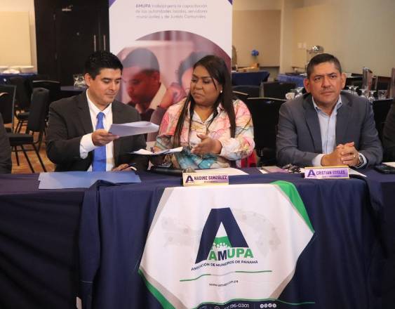 Alcaldes de Panamá firman convenio para la digitalización de procesos en los municipios