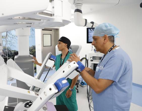 Instalan un nuevo robot quirúrgico en la Ciudad de la Salud