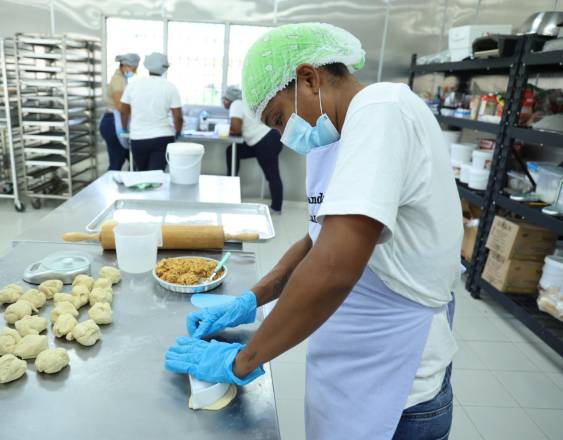 Privadas de libertad preparando las empanadas.