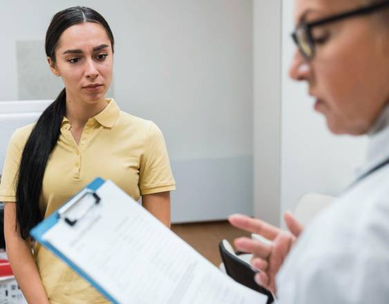 Una mujer en una consulta médica.