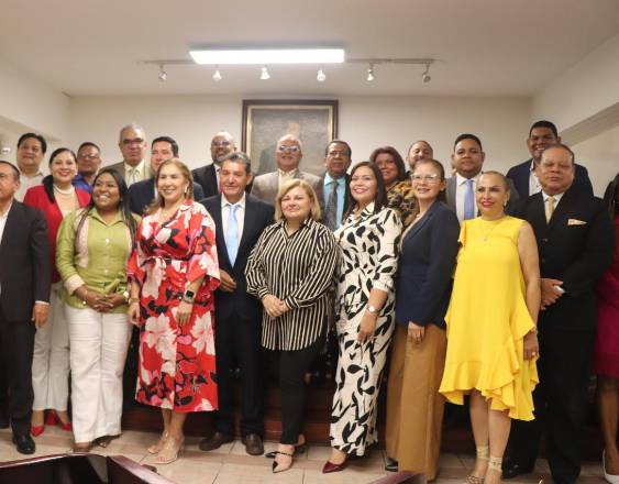 Gremios municipales y el Colegio Nacional de Abogados firman convenio