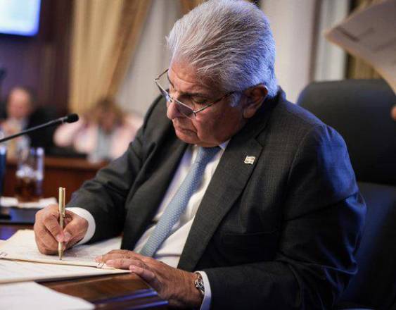 El presidente Mulino sanciona la Ley de Sustancia Económica