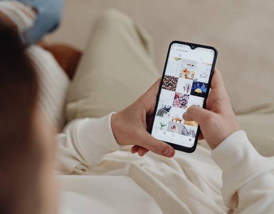 Pexels | Una mujer revisa su cuenta de Instagram en el celular.