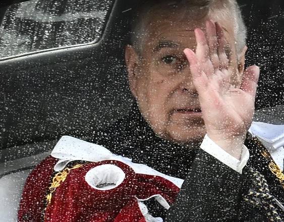 El príncipe Andrés de Gran Bretaña, duque de York, abandona el Palacio de Buckingham en el centro de Londres .