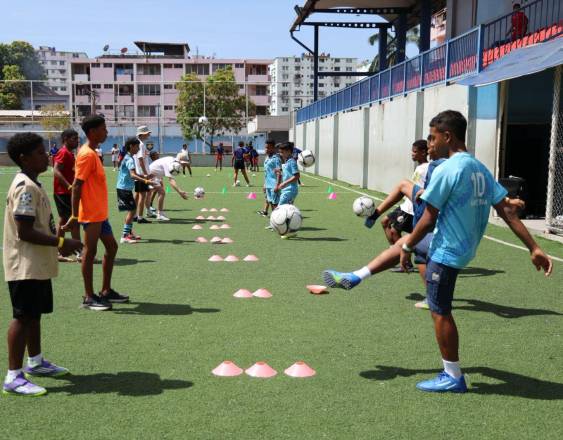 Cortesía | Sesión de entrenamiento llevada a cabo por Football Leadership Opportunity, Pandeportes y grupos locales para apoyar a jóvenes en El Chorrillo y Santa Ana.