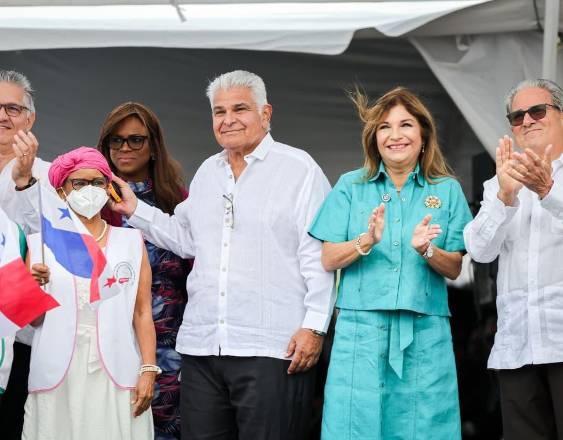 ML | El presidente José Raúl Mulino y la primera Dama durante el inicio de construcción del oncológico.