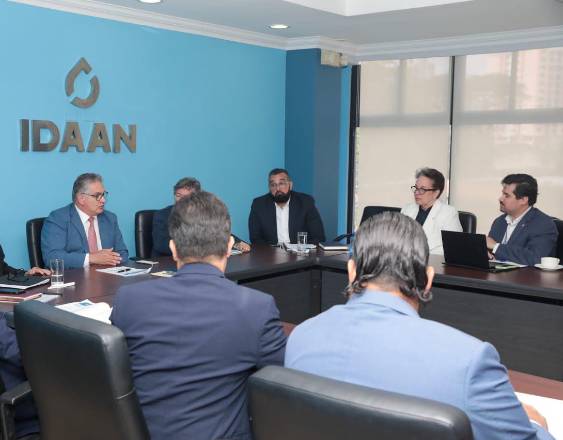 ML | Autoridades durante la reunión.