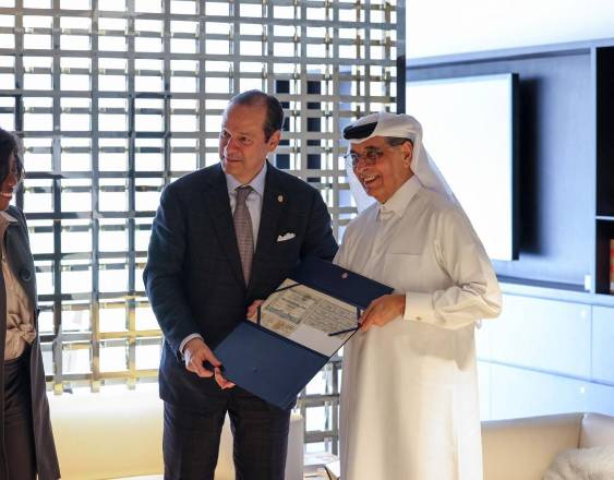 El canciller Martínez - Acha impulsa cooperación cultural durante encuentro en Qatar