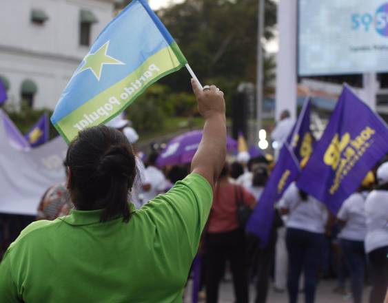 ML | Simpatizante con una bandera del Partido Popular (PP).