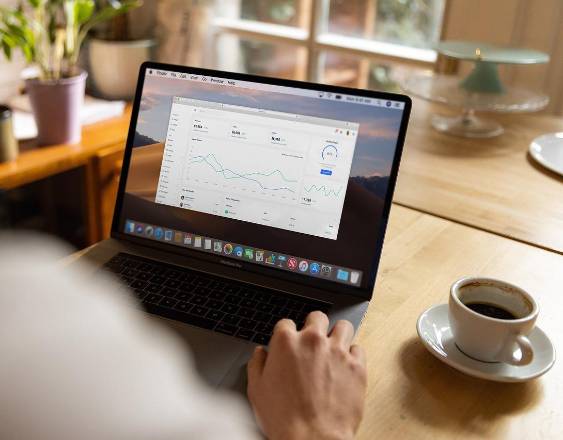 PIXABAY | Una persona viendo datos en una computadora.