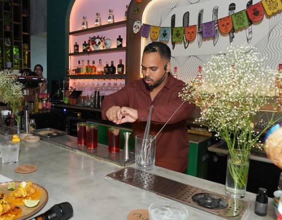 Bartender Luis Villegas triunfa en el Mezcal Lab y representará a Panamá en México.