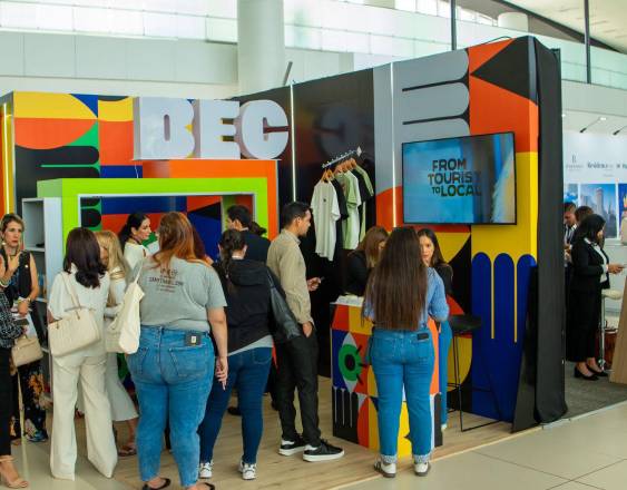 ML | Personas en el Stand de BEC, durante ExpoTurismo 2026.