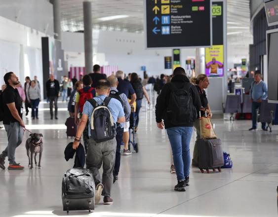 ML | Personas transitan por el Aeropuerto Internacional de Tocumen.