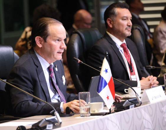 COrtesía | El Canciller panameño Javier Martínez-Acha (i).