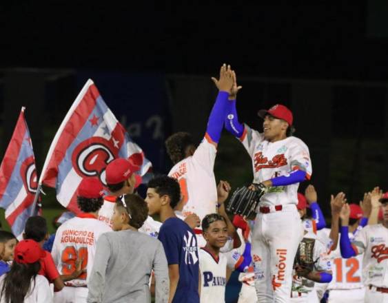Cortesía | Peloteros del equipo juvenil de Coclé festejan la victoria del pasado domingo sobre Panamá Metro, en la Serie final del Campeonato Nacional de Béisbol Juvenil 2024.
