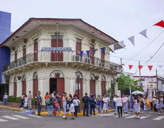 Donación familiar enriquece el patrimonio del Museo de Herrera