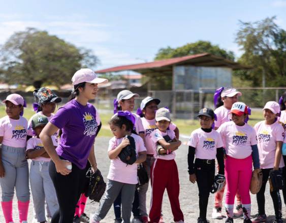 Cortesía | Un grupo de niñas en la clínica de sóftbol de ‘Power Pitch Softball’.