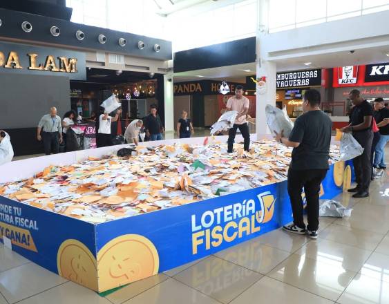 ML | Sobres participantes en un sorteo de la Lotería Fiscal.