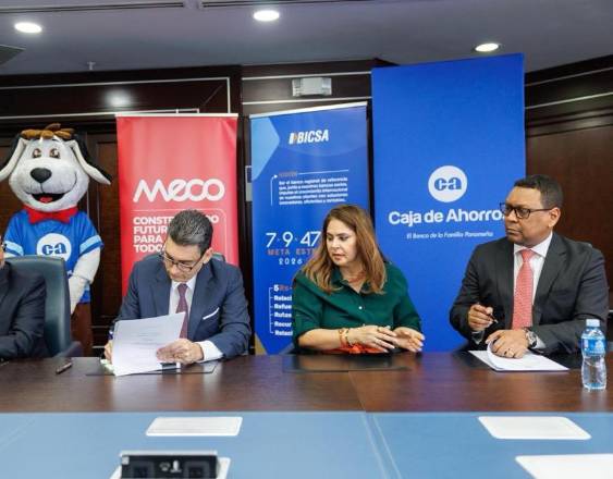 ML | Representantes de las entidades bancarias firman crédito sindicado.
