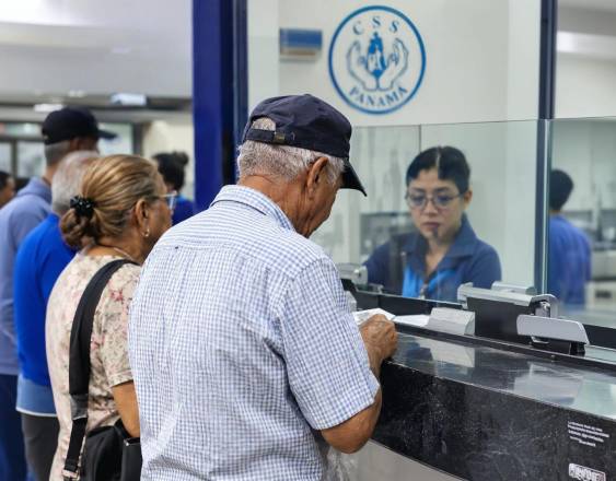 Jubilados retirando sus cheques.