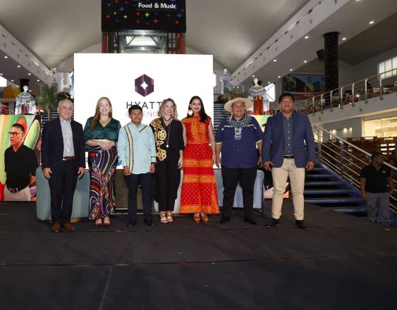 CORTESÍA | Representantes de Cobre Panamá, líderes indígenas y participantes del sector turístico posan durante la presentación de “Klosay: La fuerza del agua”, iniciativa que promueve el turismo en la comarca.