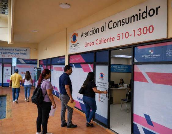 ML | Usuarios en una sede de la Acodeco.
