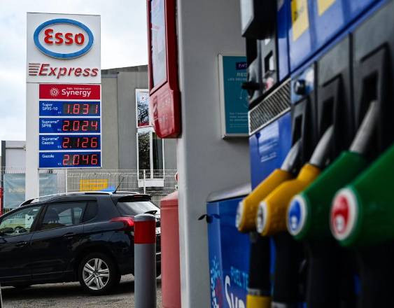 AFP | Dispensadores en una estación de combustible.