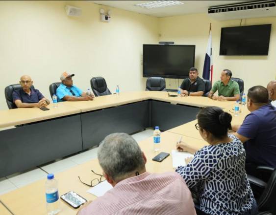 ATTT | Transportistas y autoridades de la ATTT en una reunión.