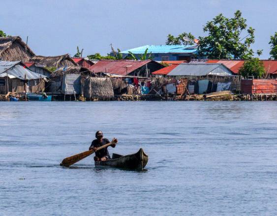 AFP | Una persona rema en su canoa en la isla Carti, Guna Yala.